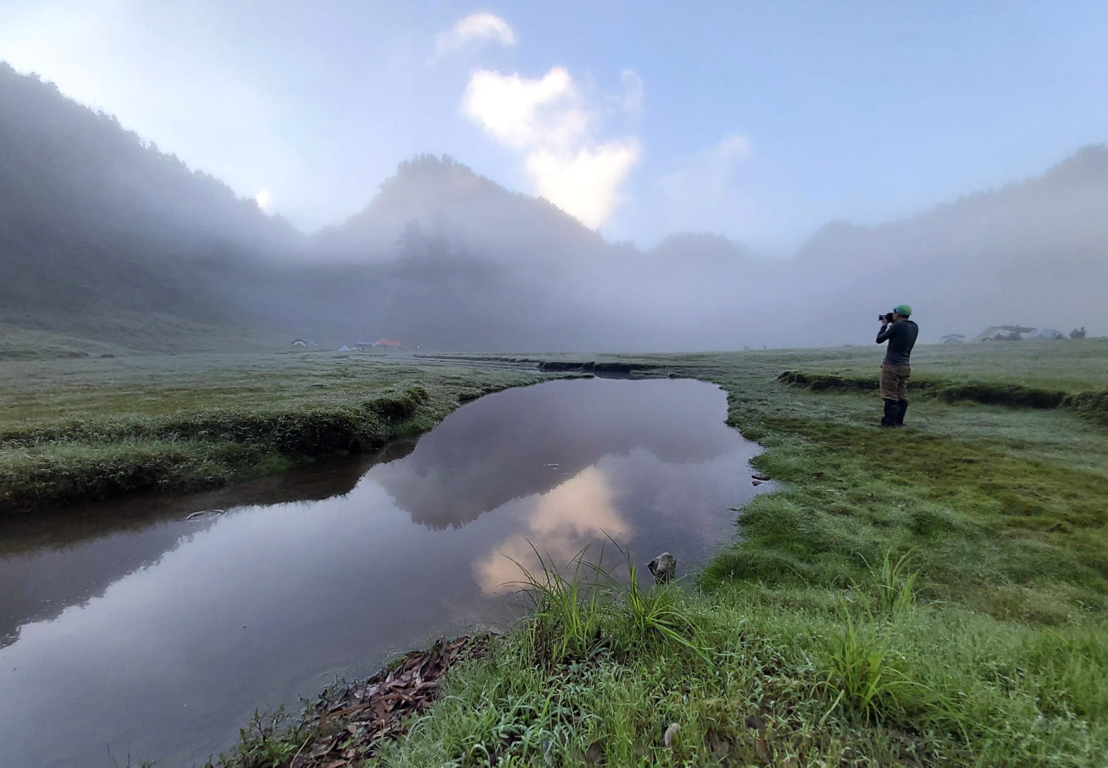 Mountains, sunlight, mist and lake